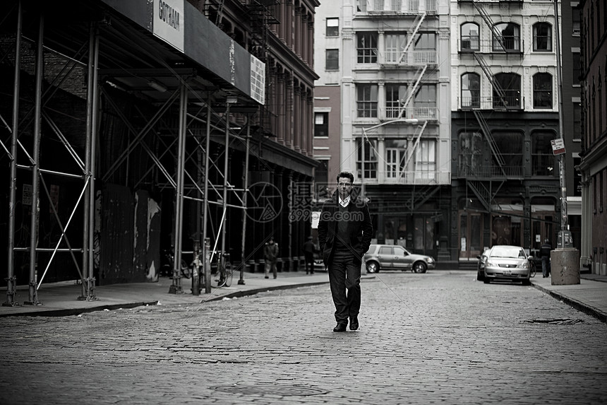 在纽约市散步的男人图片
