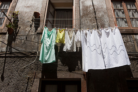葡萄牙里斯本，挂在屋外的衣物图片