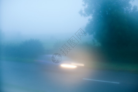 汽车在雾中沿着乡村公路行驶图片