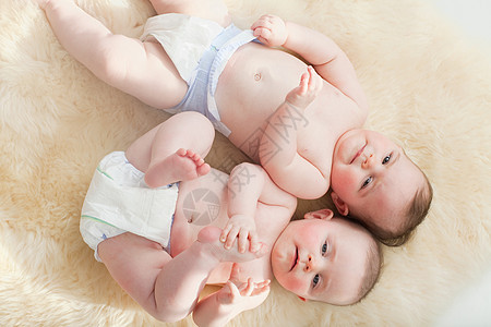 躺在羊皮地毯上的双胞胎女婴图片