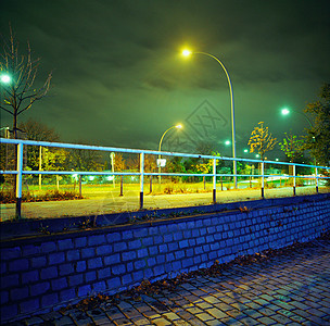 夜间灯柱桥背景图片