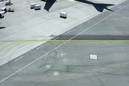 带飞机阴影的机场跑道图片