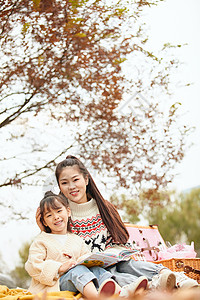 母女学习温馨母女户外读书背景