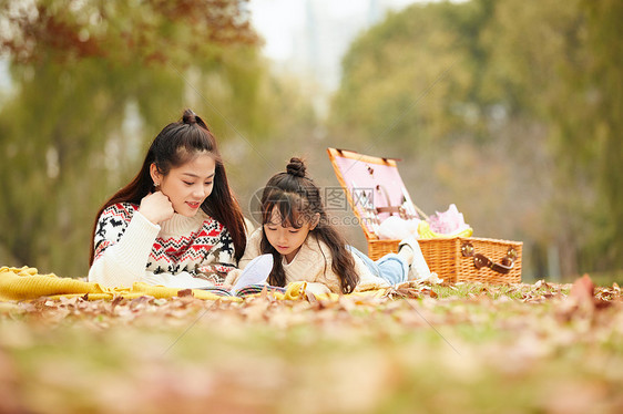 温馨母女户外读书图片