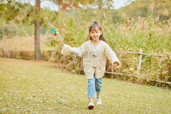 小女孩玩风车图片