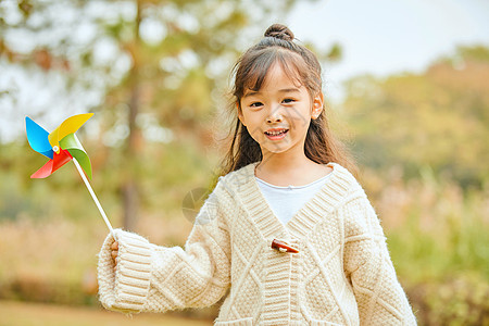 小女孩玩风车高清图片