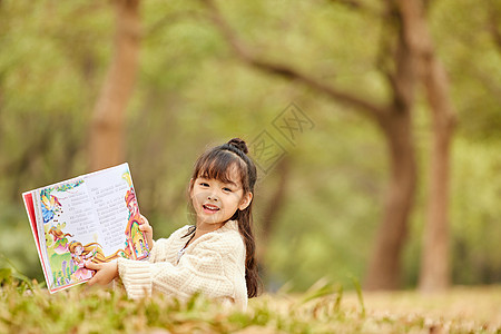 童话书素材小女孩户外看童话书背景
