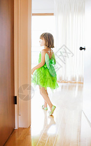在房间穿绿色仙女裙的女孩图片