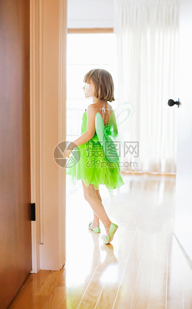 在房间穿绿色仙女裙的女孩图片