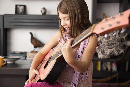 在家弹吉他的女孩图片