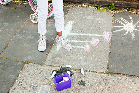 站在人行道上画粉笔的女孩图片