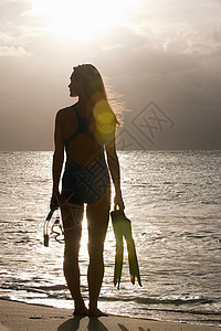 在水边的女人的轮廓，马斯蒂克，格林纳丁群岛背景图片