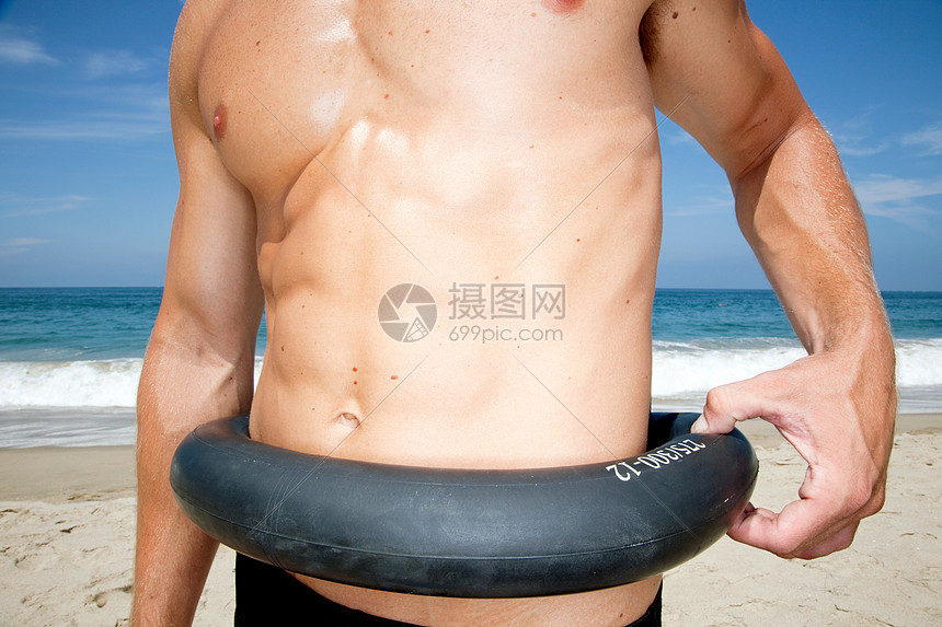 ‘~沙滩上的男人在腰间捏轮胎  ~’ 的图片
