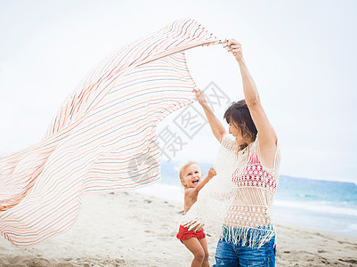 妈妈和小孩玩条纹毛巾图片