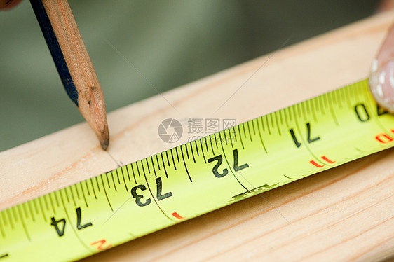 木材测量板和铅笔标记图片
