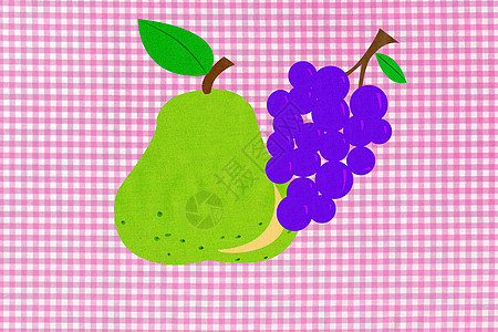 粉红色方格布背景上的葡萄和梨图片
