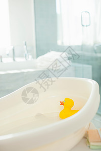 浴缸里漂浮的橡皮鸭背景图片
