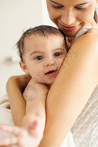 妈妈洗澡后把女婴晾干了图片
