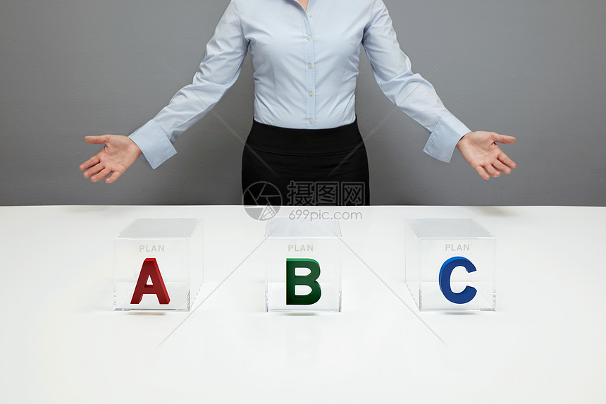 有标有ab和c的箱子的女商人高清图片下载 正版图片 摄图网