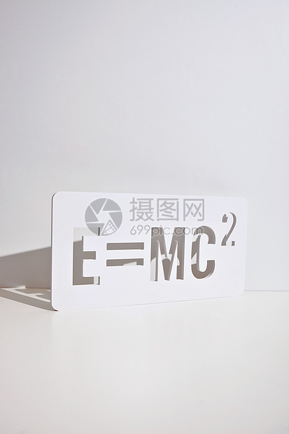 爱因斯坦方程e=mc2图片