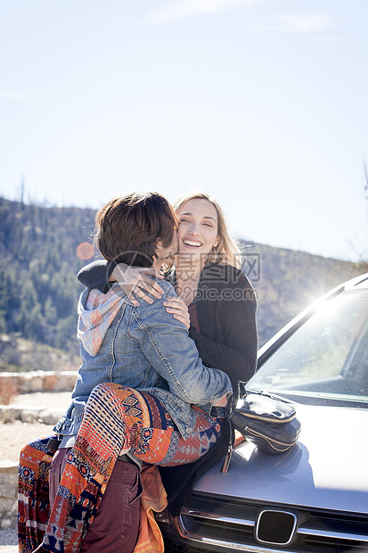 美国加利福尼亚州奇劳露营地汽车前拥吻的情侣图片