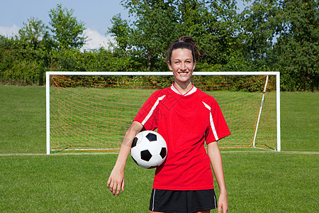 女孩足球运动员带球图片