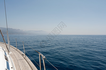 游艇侧视图和撒丁岛海岸图片