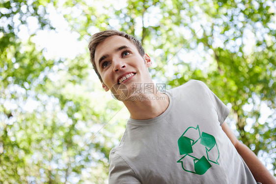 背景中有树的年轻人图片