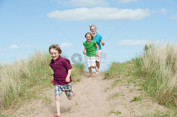 兄弟姐妹跑去海滩图片
