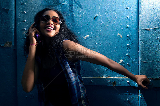 戴墨镜的快乐年轻女子图片