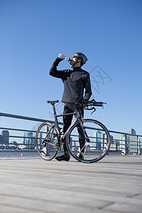 骑着自行车解渴的人图片