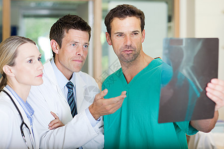 医生和外科医生看X光片背景图片