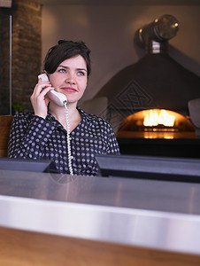女主人在一家餐馆的车站背景图片