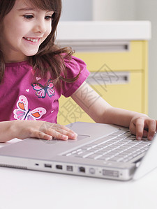 使用笔记本电脑的年轻女孩图片