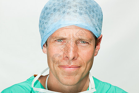 男性外科医生的肖像图片
