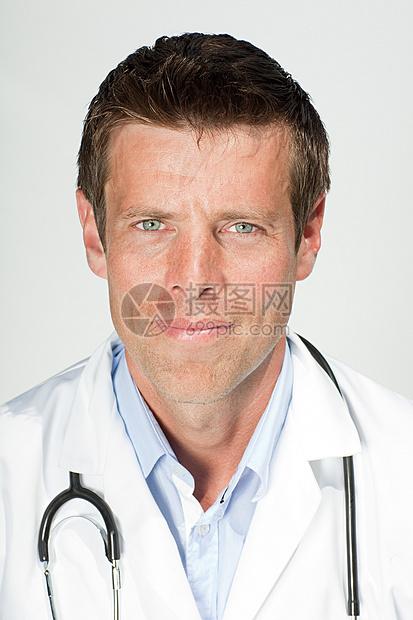 男性医生的肖像图片