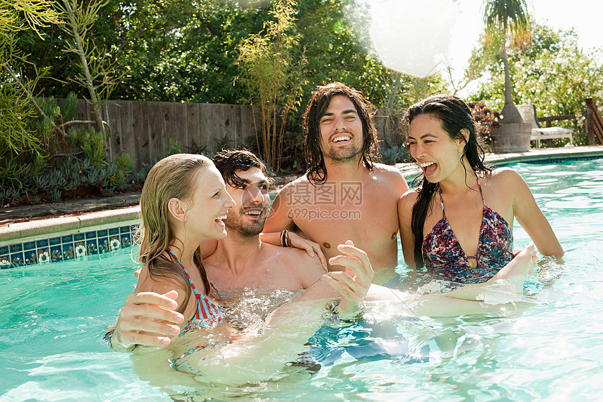 在游泳池度假的年轻朋友图片