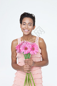 粉红花朵的美丽年轻女子图片