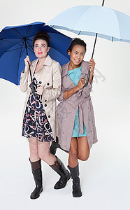 雨伞下的年轻女性图片