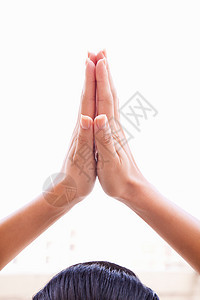 女性双手合十祈祷姿势图片