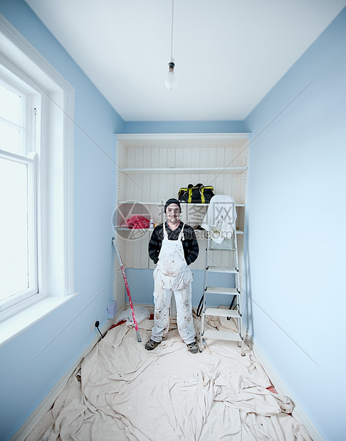 穿着工装裤的油漆工