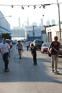 城市街道上的滑板运动员图片