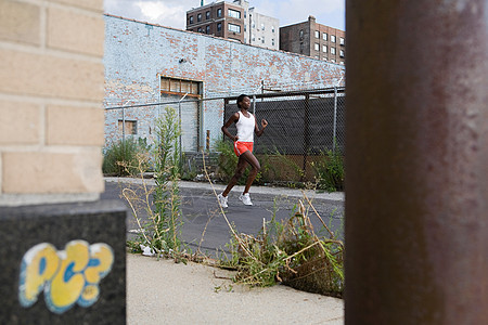 在布鲁克林跑步的女人图片