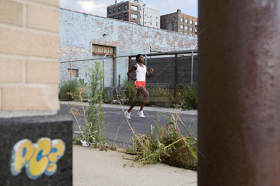 在布鲁克林跑步的女人图片