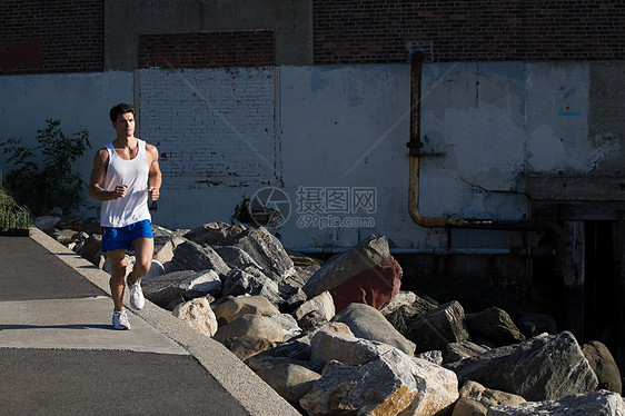 在城市里奔跑的人图片