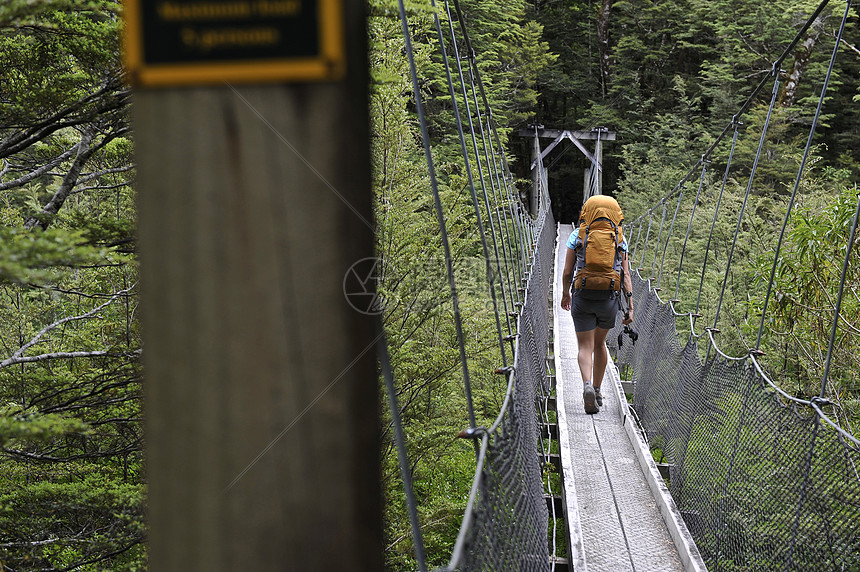 ‘~穿过人行天桥的妇女，新西兰  ~’ 的图片