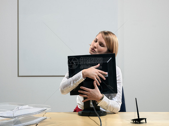 拥抱女人的电脑屏幕图片