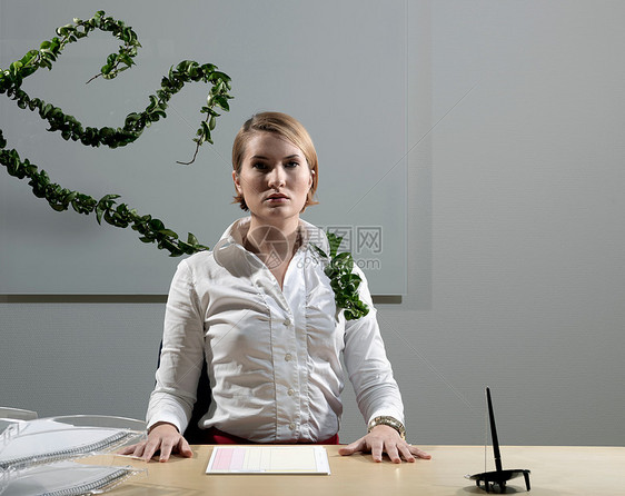 女人被植物袭击图片