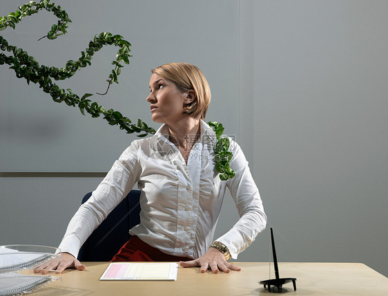 女人被植物袭击图片