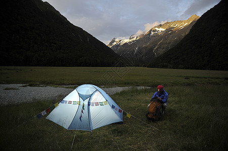 新西兰，黄昏时分野营的女人图片